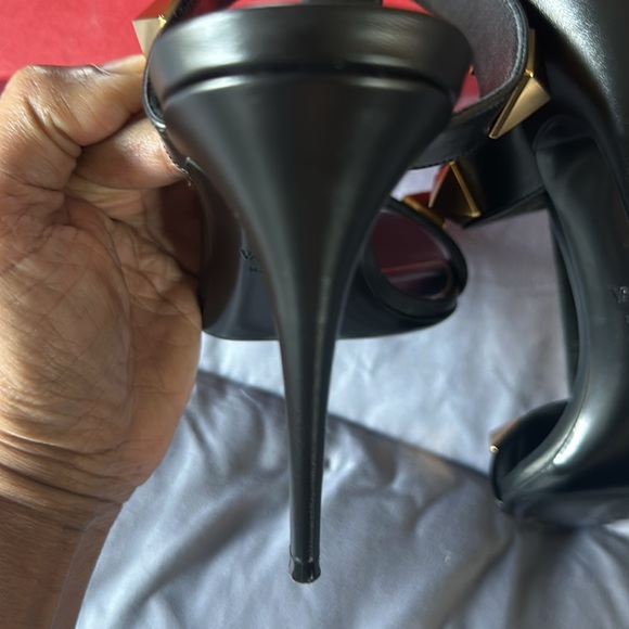 Valentino Garavani Roman Stud Calfskin Sandal. Excellent condition. Worn twice. - Picture 11 of 12
